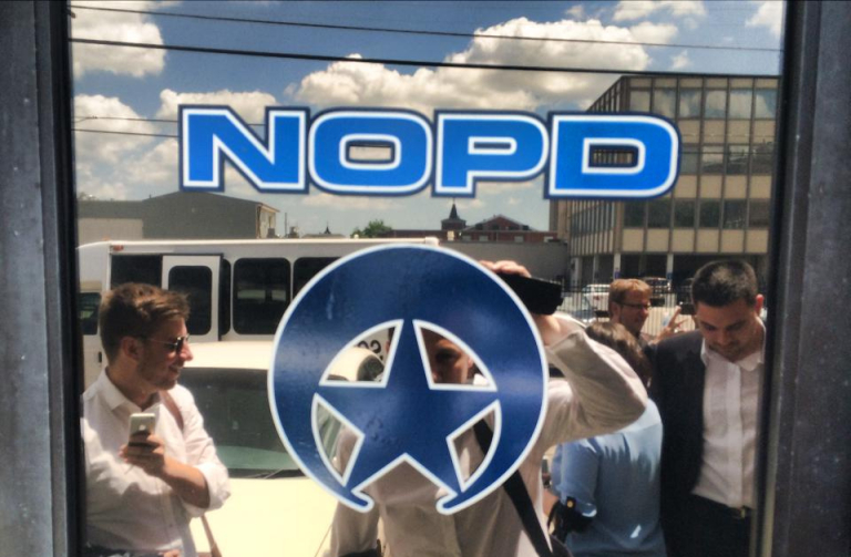 Před dveřmi New Orleans Police Department. Policie, která vyšetřuje policisty.